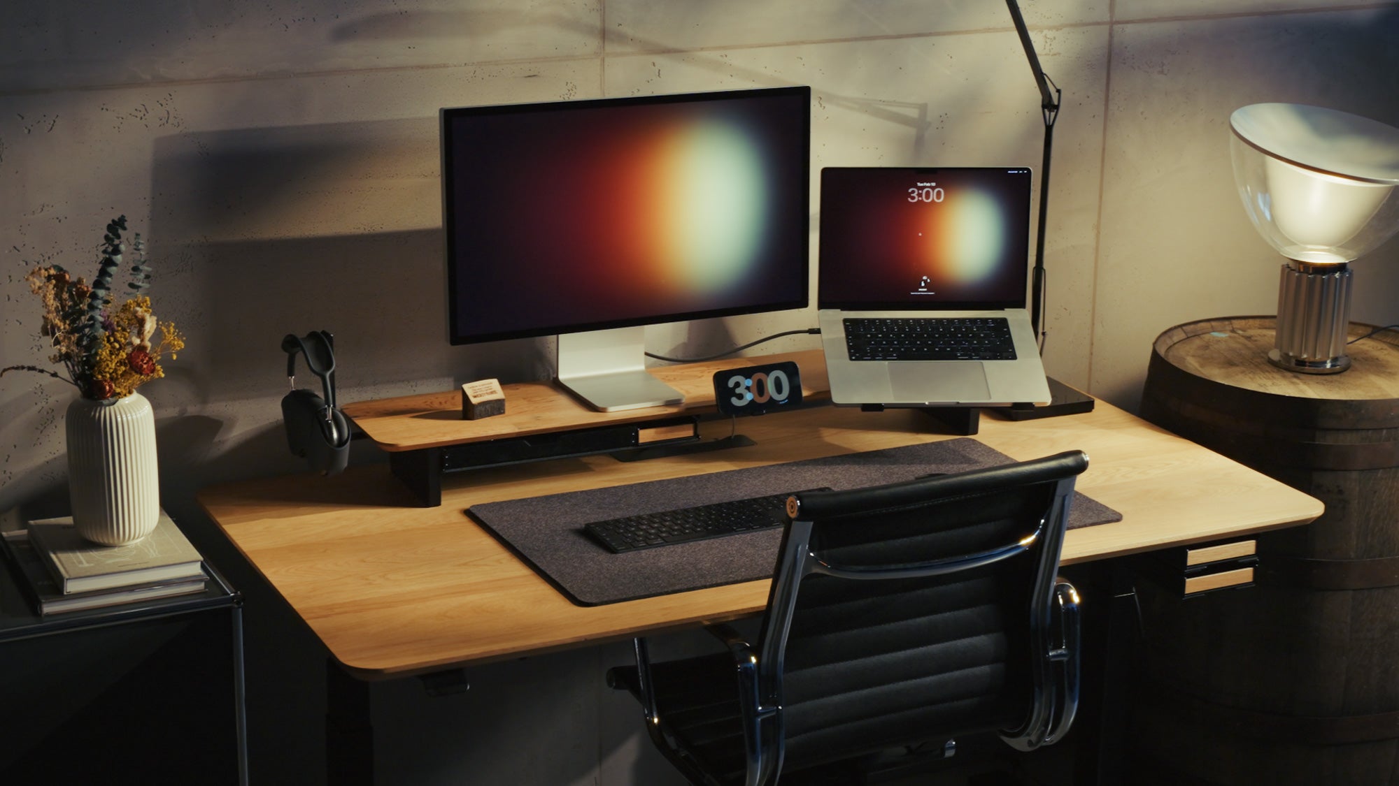 Beauty Shot des Setup Cockpits als Whiskey Barrel Edition aufgebaut als modernes Home Office Desk Setup.