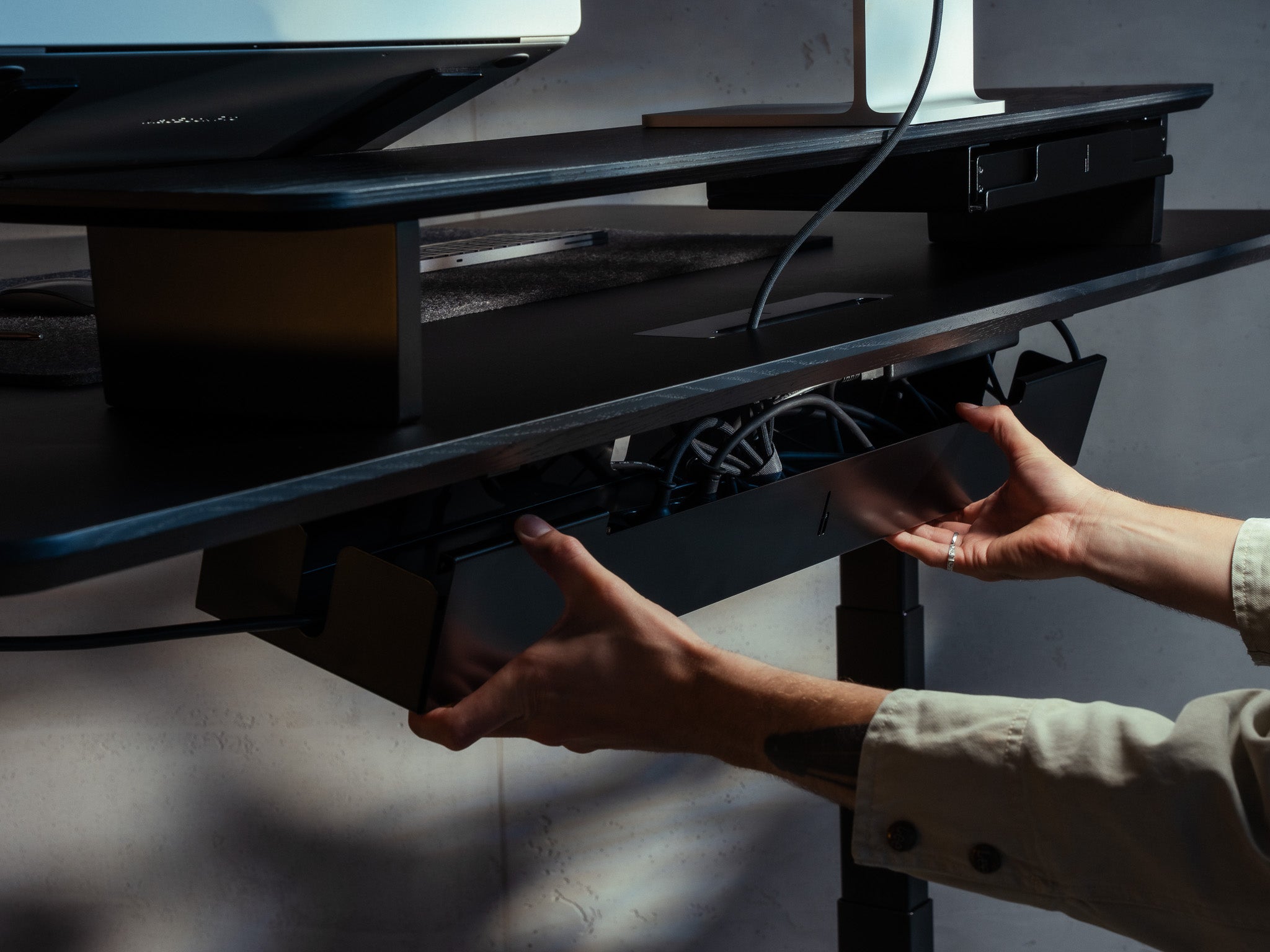 BALOLO, Kabelführung, Kabelmanagement, Kabel Organisation, organisierte Kabel, Cable Tray, Kabelwanne, Cable Management, Cable Organizer, organized workspace, aufgeräumter Arbeitsplatz, Home Office, Schreibtischzubehör, Schreibtischorganisation, ergonomisches Arbeiten @expand