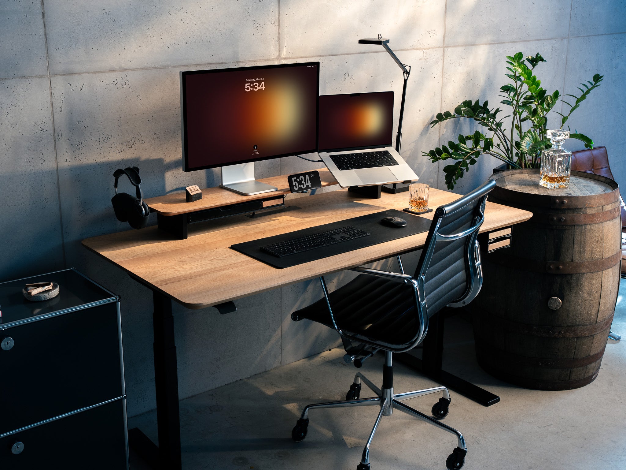 Beauty Shot der Whiskey Barrel Edition inszeniert in modernem Office Setting mit Whiskeyfass mit Gläsern und Karaffe. @expand