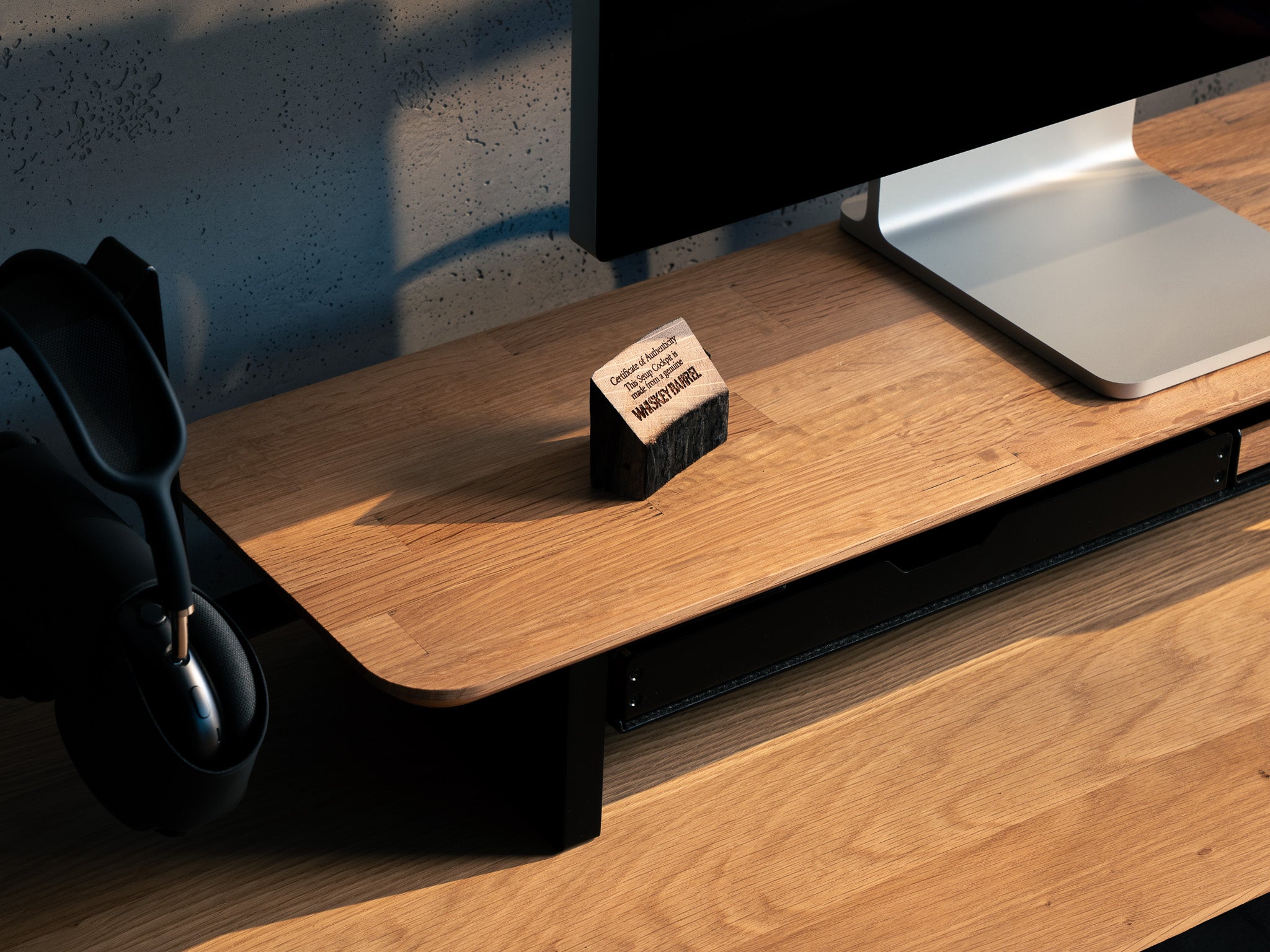 Detailaufnahme des BALOLO Setup Cockpit Monitorständer Whiskey Barrel Edition. Fokus auf Echtheitszertifikat aus einer Fassdaube.