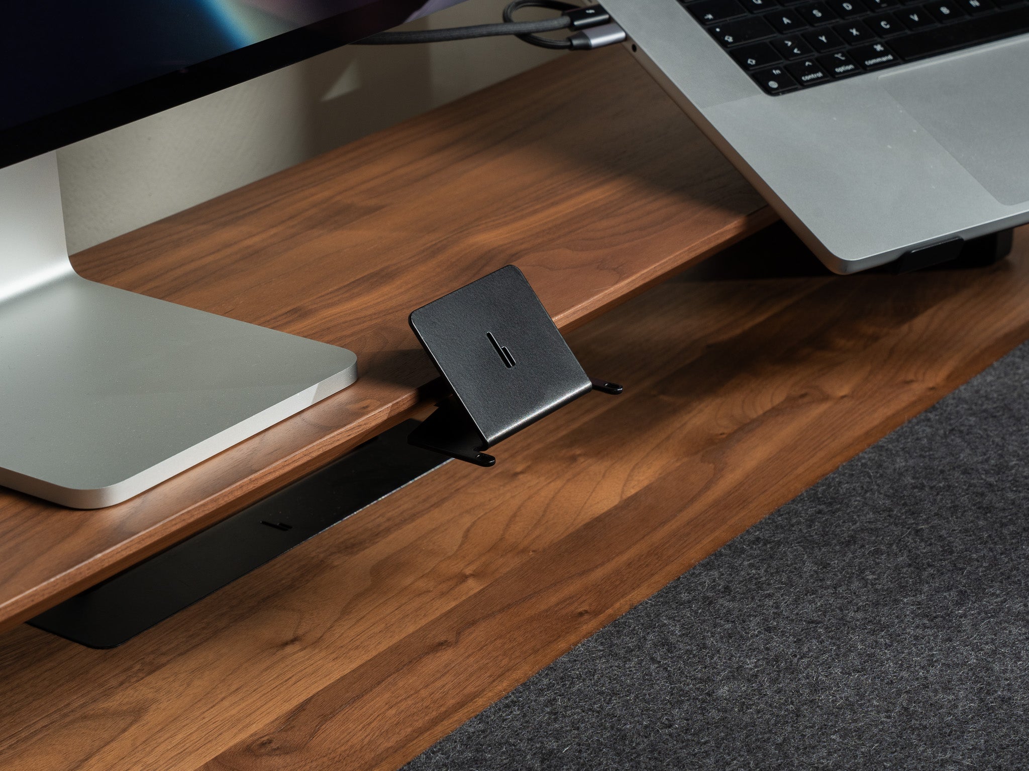 Detailaufnahme von BALOLO Stream Deck Plus Halter montiert am Setup Cockpit Monitorständer Nussbaum. In Szene gesetzt in ästhetischem Office Setup.