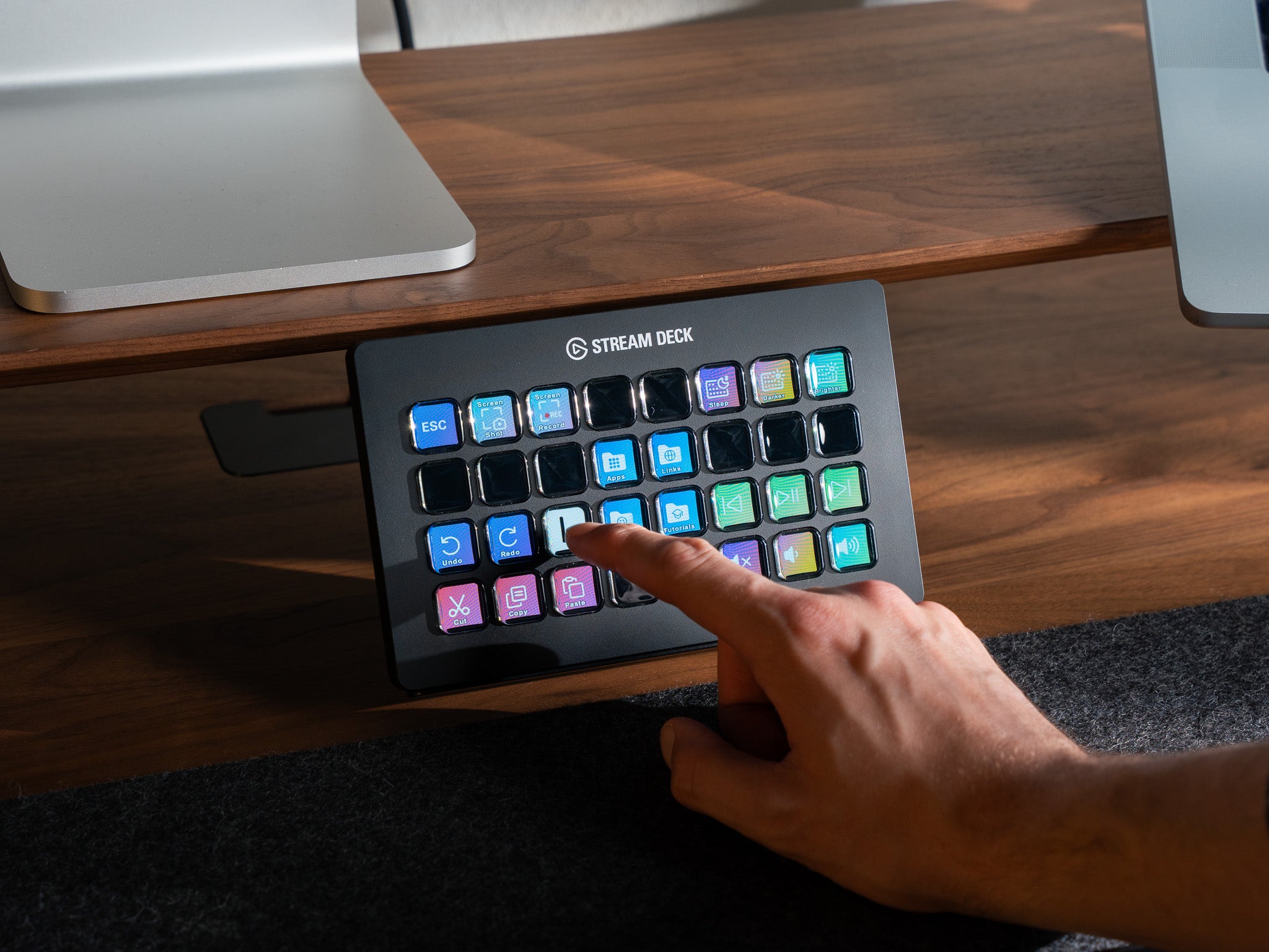 BALOLO Stream Deck XL Halter mit elgato Stream Deck XL, montiert an Setup Cockpit Monitorständer aus massivem Nussbaum in modernem Büro. Setup Cockpit Monitorständer ist veranschaulicht mit Laptophalterung, Apple Studio Display und Schubladen. @expand