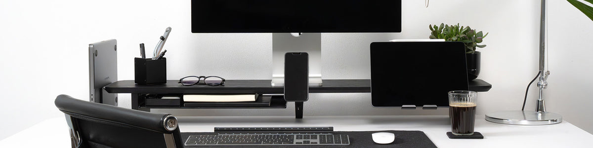 BALOLO, Setup Cockpit, Monitorständer, Monitorerhöhung, modulare Monitorerhöhung, Bürozubehör, Schreibtischzubehör, organisierter Schreibtisch, aufgeräumter Arbeitsplatz, Home Office, Büro, ergonomisches Arbeiten, Arbeiten mit zwei Bildschirmen