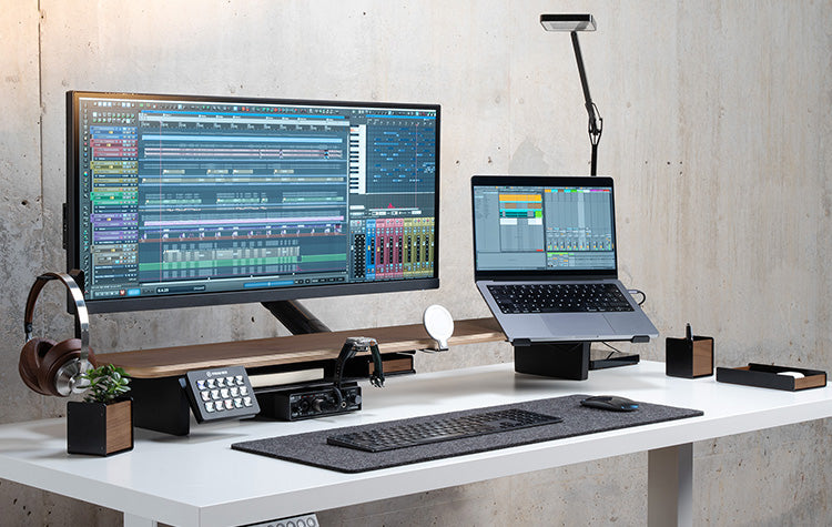 BALOLO, Setup Cockpit, Monitorständer, Monitorerhöhung, modulare Monitorerhöhung, Bürozubehör, Schreibtischzubehör, organisierter Schreibtisch, aufgeräumter Arbeitsplatz, Home Office, Büro, ergonomisches Arbeiten, Arbeiten mit zwei Bildschirmen