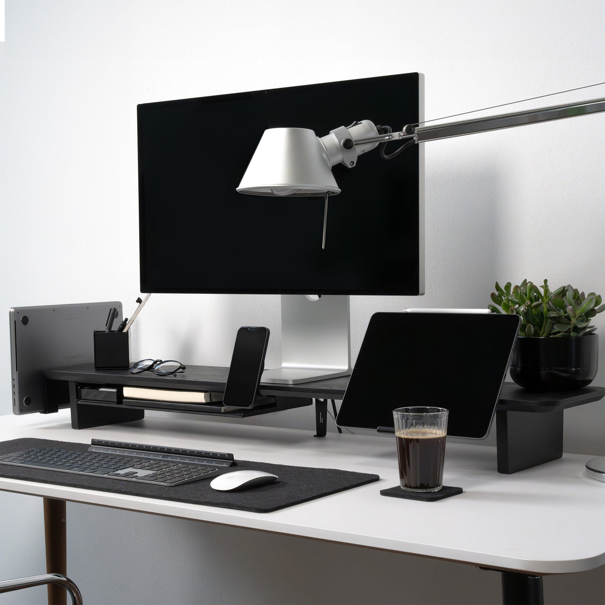 BALOLO, Setup Cockpit, Monitorständer, Monitorerhöhung, modulare Monitorerhöhung, Bürozubehör, Schreibtischzubehör, organisierter Schreibtisch, aufgeräumter Arbeitsplatz, Home Office, Büro, ergonomisches Arbeiten, Arbeiten mit zwei Bildschirmen