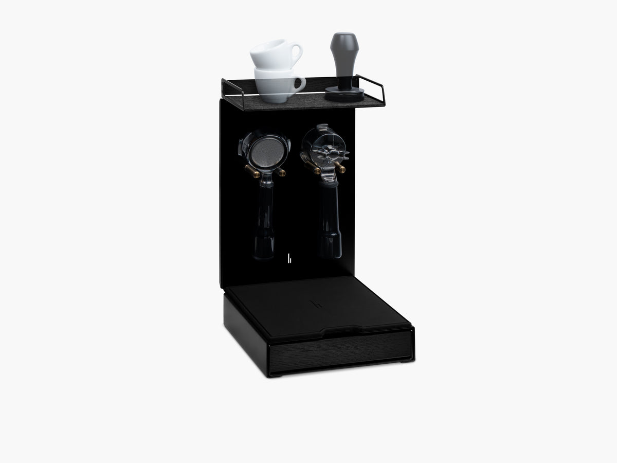 Barista Bar mit schwarzem Eichenholz mit zwei Espressotassen und Tamper auf der Ablage, zwei Portafilter-Halterungen, schublade mit schwarzer Eichenholz-Front @expand #material_All Black