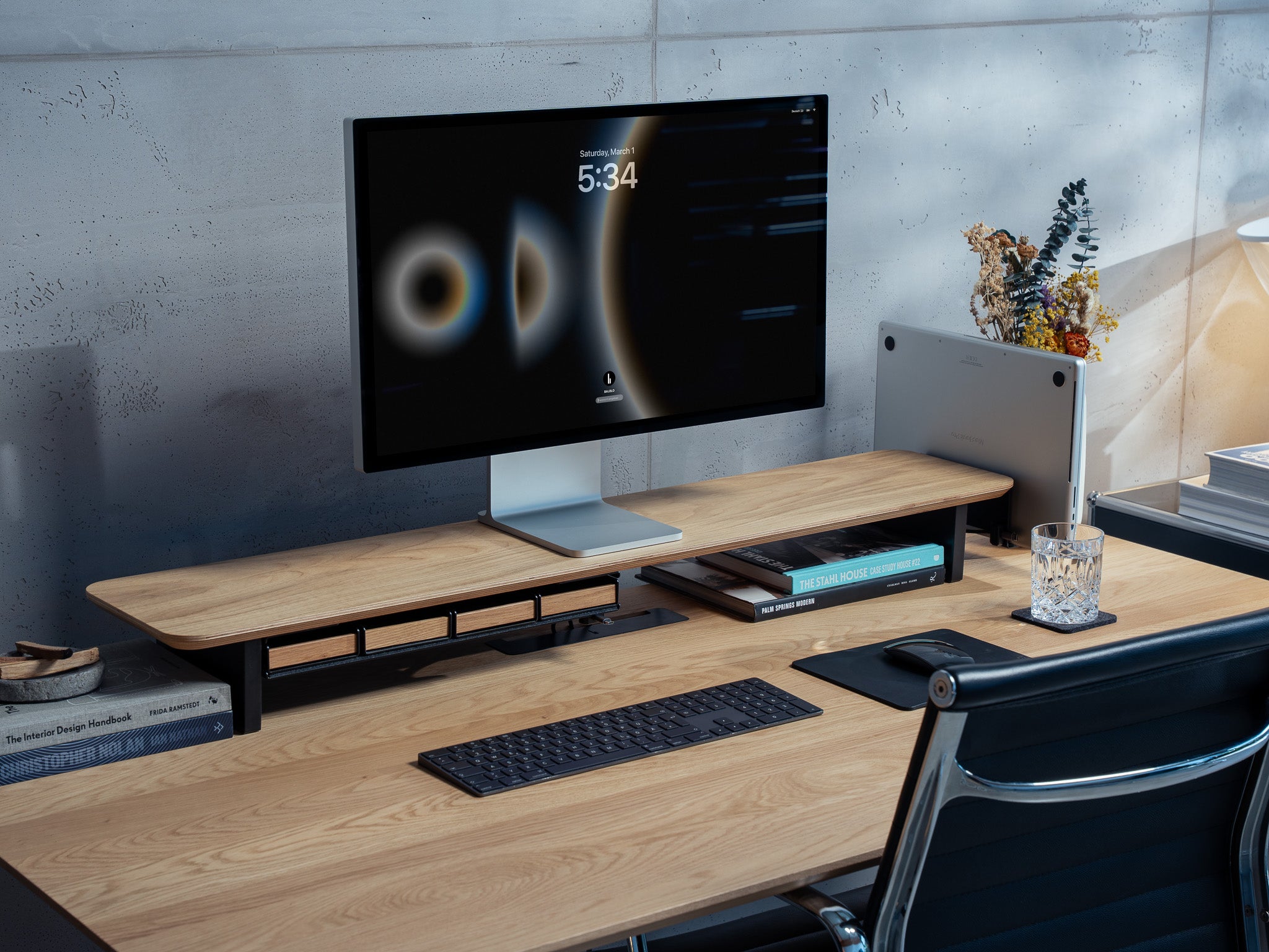 Setup Cockpit Large Monitorständer aus Eiche mit Anbauteilen: Laptop Dock, Großes Fach mit vier Stiftablagen, Kabelmagnete, Mauspad Leder und Desk Coaster. Abgebildet auf einem Schreibtisch aus Eiche mit Apple Studio Display, Tastatur und Maus im modernen Home Office Setting. @expand