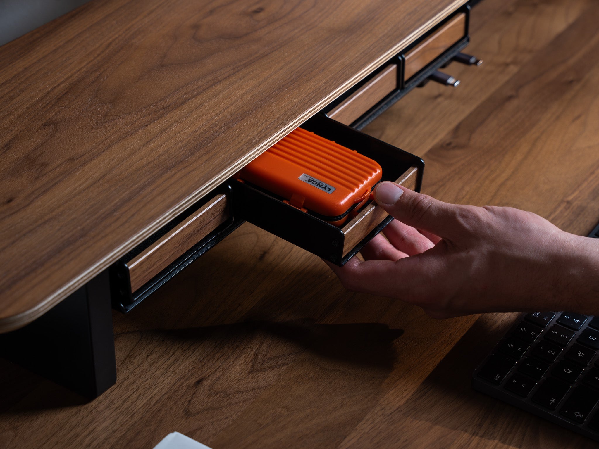 Detailansicht integriertes Fach am Setup Cockpit Monitorständer mit vier Stiftablagen. Fokus auf eine Stiftablage mit SD Karten Halter. @expand