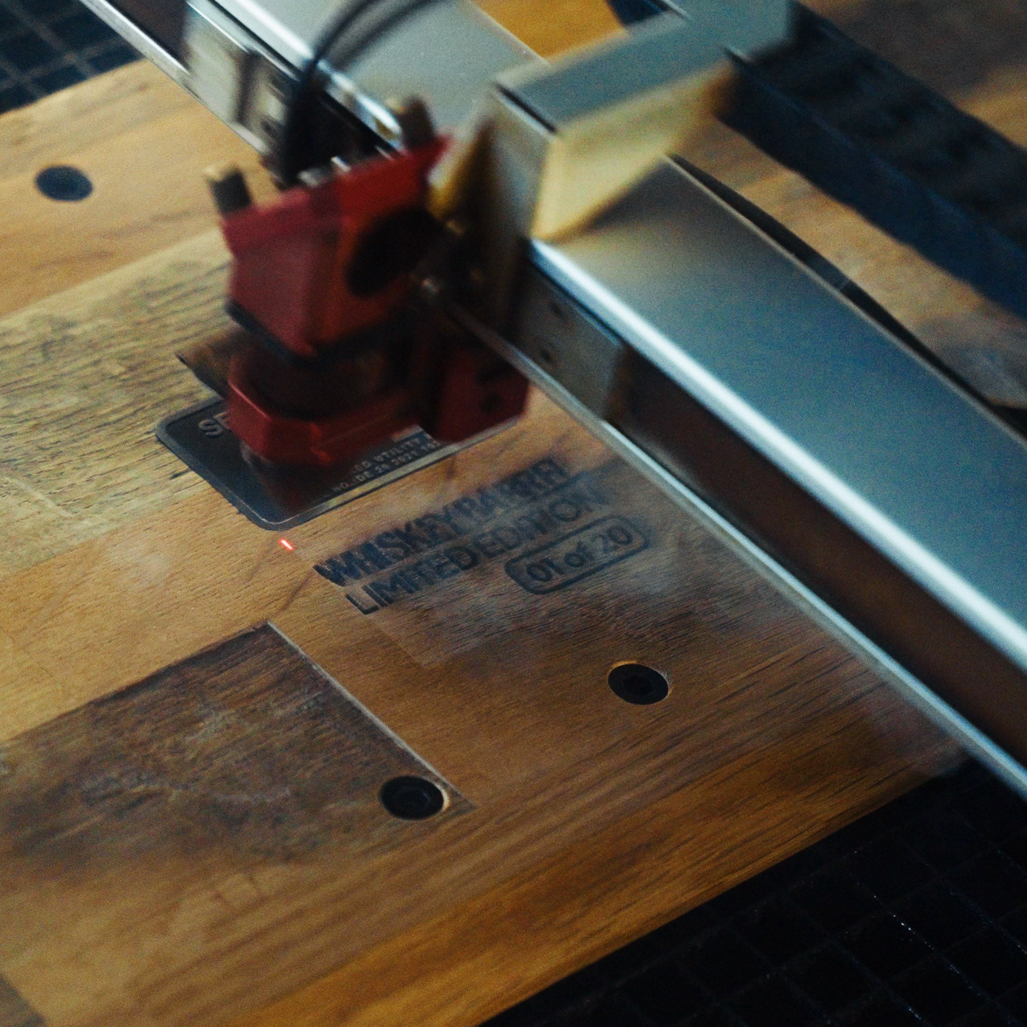 Detailaufnahme der Lasergravur der Whiskey Barrel Edition.