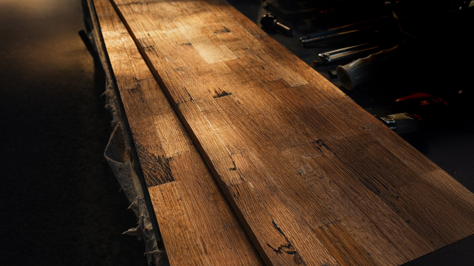 Aufnahme von verleimten Fassdauben in stimmungsvoller Werkstatt.