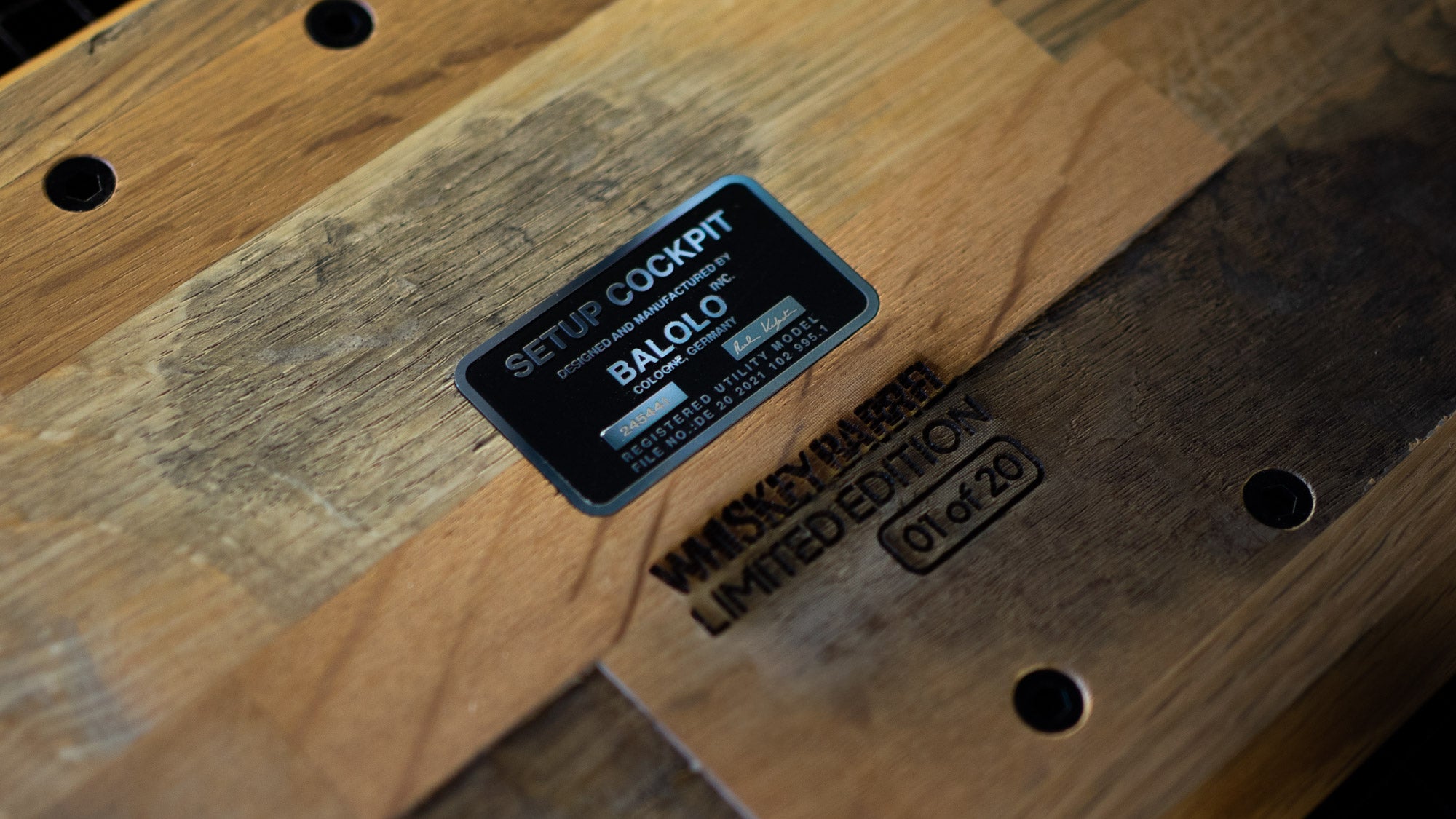 Nahaufnahme der Unterseite eines Setup Cockpits der Whiskey Barrel Edition. Fokus auf Plakette und nummerierte Lasergravur.