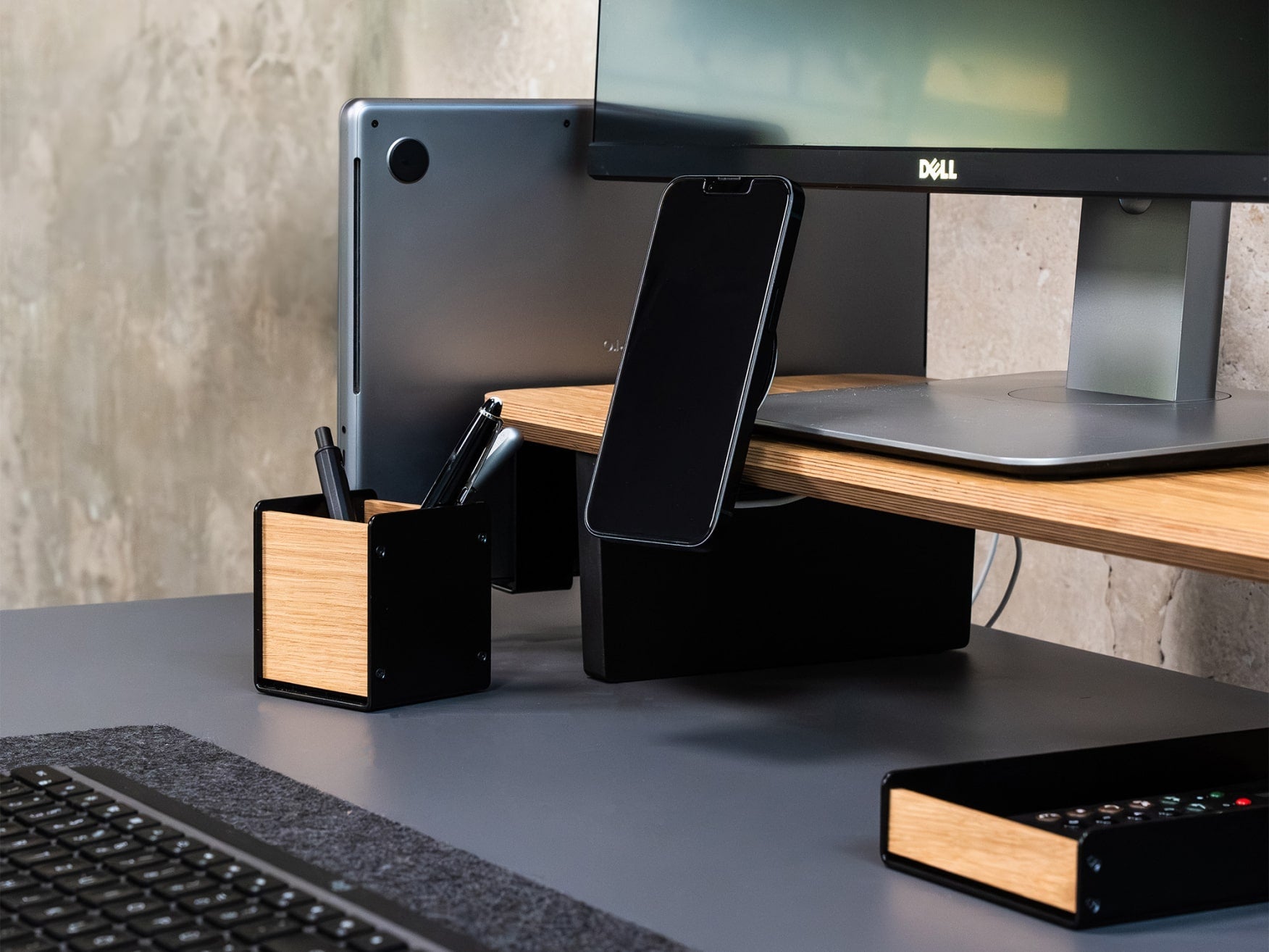 balolo, Setup Cockpit Large, Monitorerhöhung, Arbeiten mit zwei Monitoren, Eichenholz, Ergonomischer Arbeitsplatz, Produktiver Schreibtisch, Platzsparender Arbeitsbereich, organisierter Schreibtisch, Büro, Home Office, Work from home, office, desk shelf, organized desk, Space-saving workspace, oak, desk organization, desktop riser, dual-desktop riser, #material_Eiche