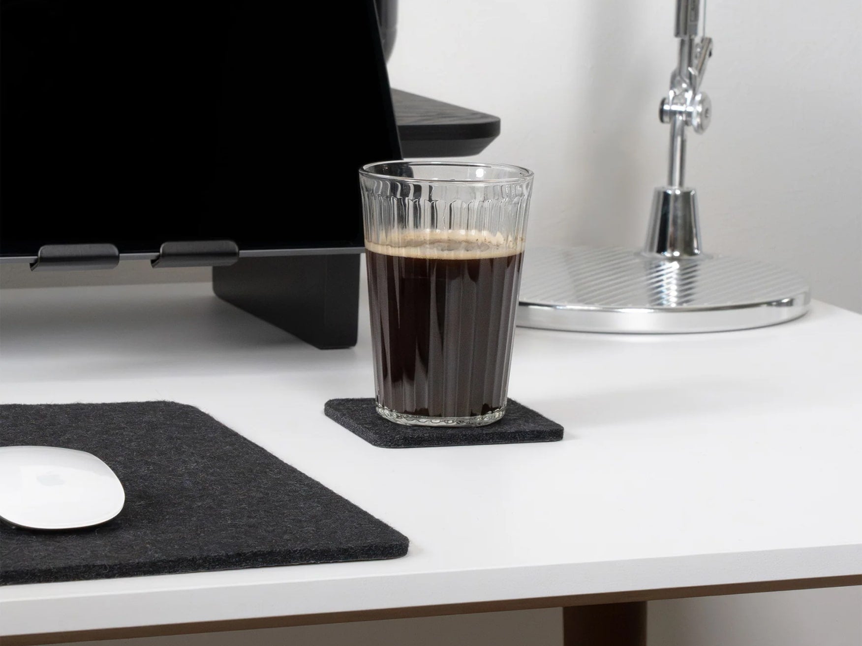 balolo, Desk Coaster Wollfilz Grau, Wollfilz, Schreibtisch-Untersetzer aus Wollfilz, Filz-Untersetzer, Hochwertiger Filz-Coaster für den Arbeitsplatz, wool felt, grey desk coaster, premium desk accessory, office essentials, minimalist design, desk, durable desk protection