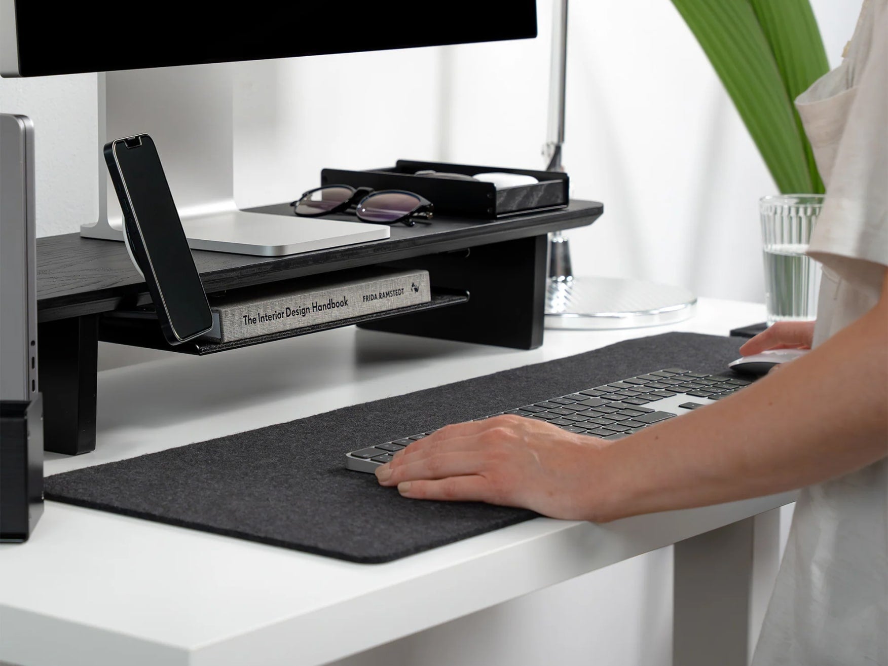 balolo, Schreibtischunterlage, Wollfilz, Desk Pad, Büro-Unterlage, Tischauflage, Schreibtischschoner, desk pad, office desk accessory, desk mat, protective desk cover, non-slip desk surface, workspace organizer, durable desk pad, keyboard, wool felt