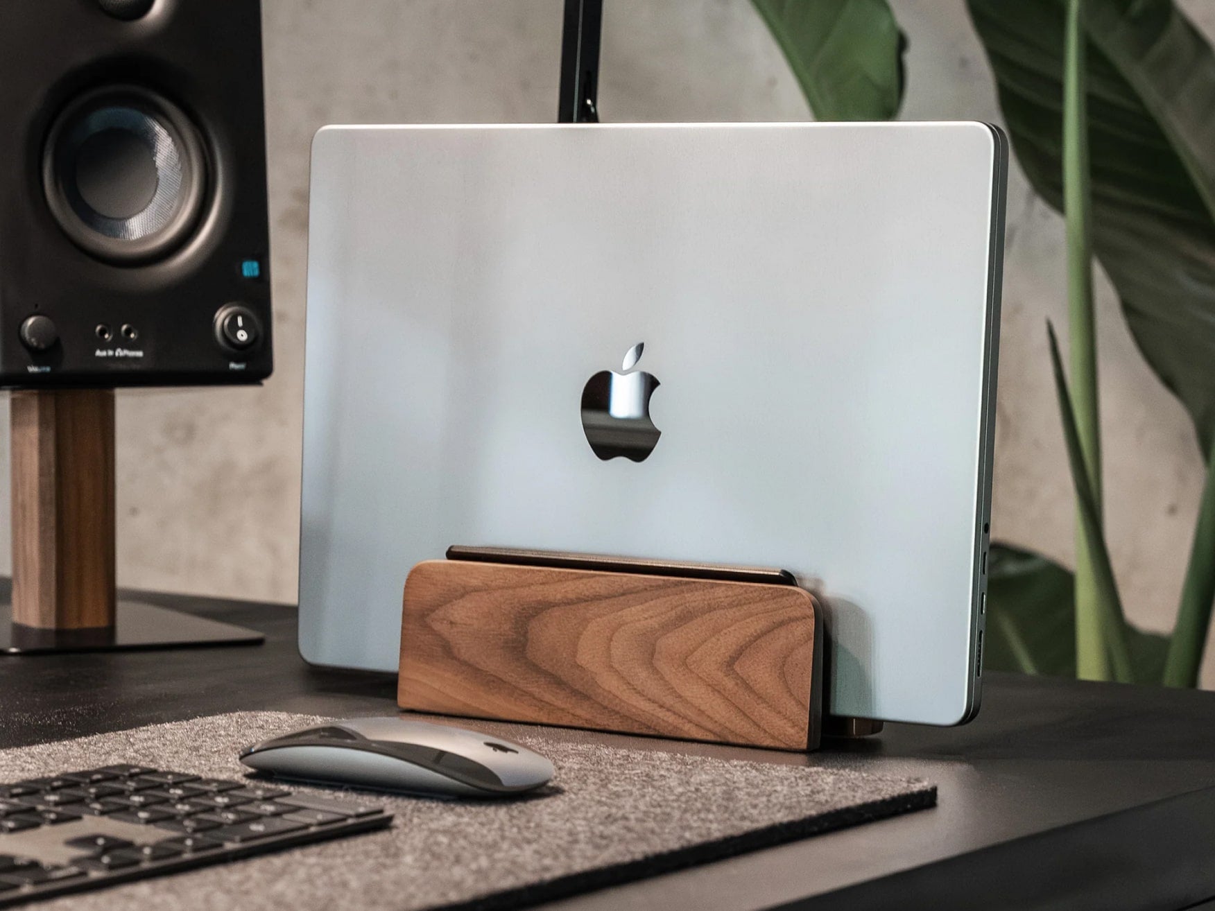 balolo, Laptop Dock, Walnussholz, Elegante Aufbewahrung für Laptops, Vielseitige Laptop-Dockingstation, Dockingstation für Laptops, Laptop-Halterung, Laptop docking station, high-quality laptop holder, dock for notebooks, organized desk, walnut, #material_Amerikanischer Nussbaum