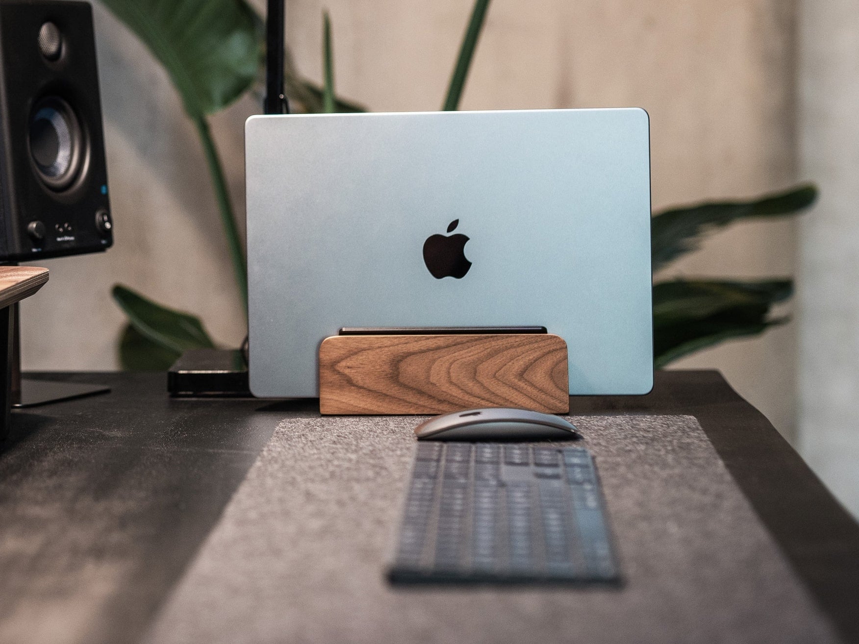 balolo, Laptop Dock, Walnussholz, Elegante Aufbewahrung für Laptops, Vielseitige Laptop-Dockingstation, Dockingstation für Laptops, Laptop-Halterung, Laptop docking station, high-quality laptop holder, dock for notebooks, organized desk, walnut, @expand #material_Amerikanischer Nussbaum