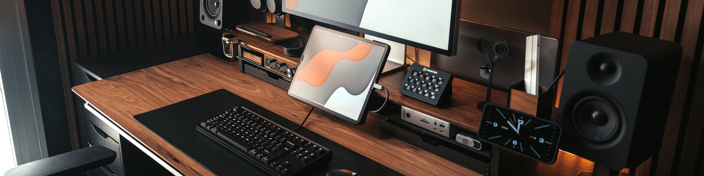 BALOLO, Desk Setup, Urban Jungle, Urban Jungle Setup, Home Office, Work From Home, Moody Setup, Home Design, Office, Organized Workspace, Büro, Interior Design, Bürozubehör