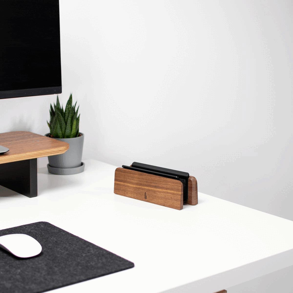 BALOLO, Laptop Dock, Setup Cockpit, Laptop Halterung, Laptop Halter, MacBook Halter, Monitorständer, Monitorerhöhung, organisierter Arbeitsplatz, ergonomischer Arbeitsplatz, home office, aufgeräumter Schreibtisch, Schreibtischzubehör, Laptop Halter Holz, Holz, Nussbaum, Eiche