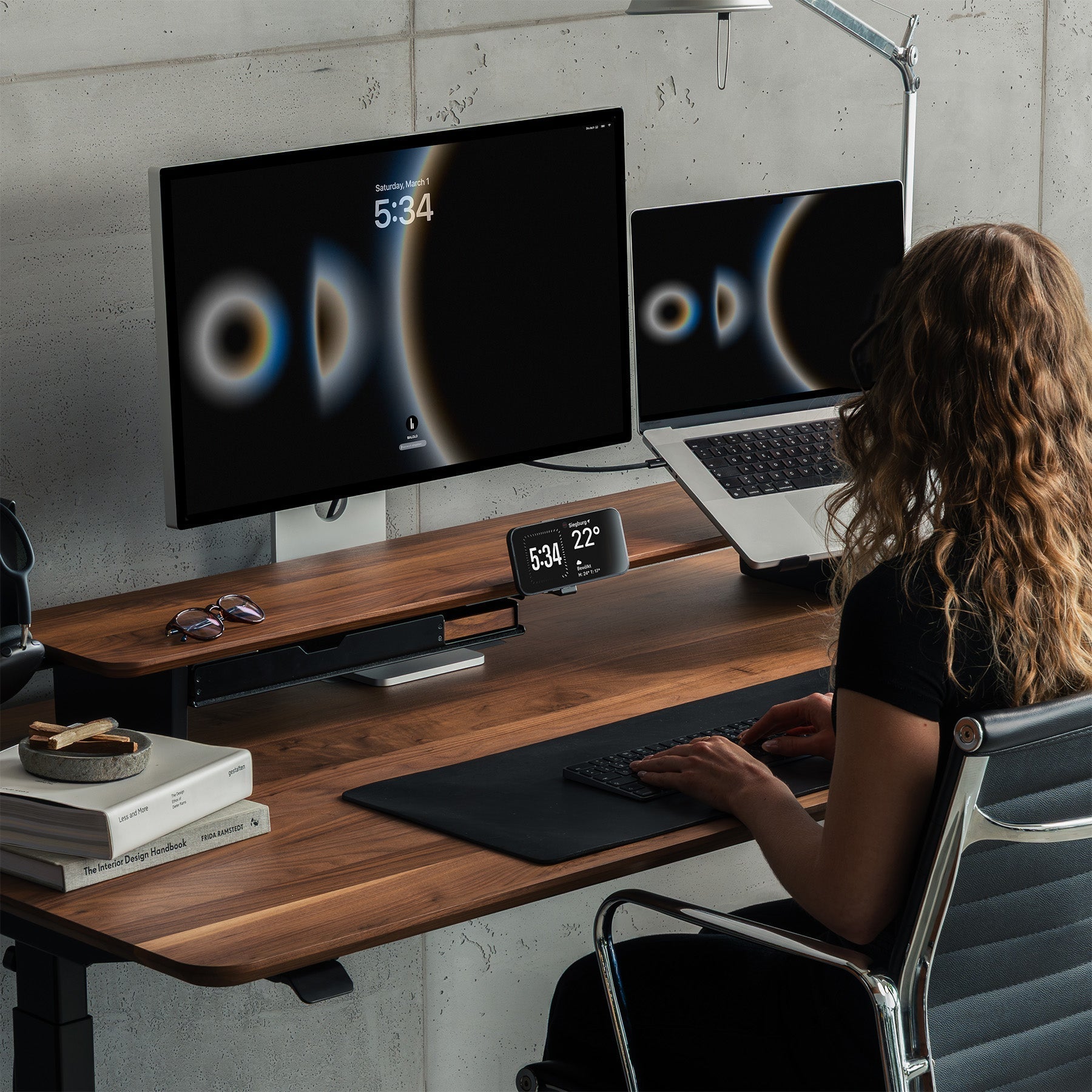 Warum ein modulares Desk Shelf besser ist als eine feste Monitorerhöhung