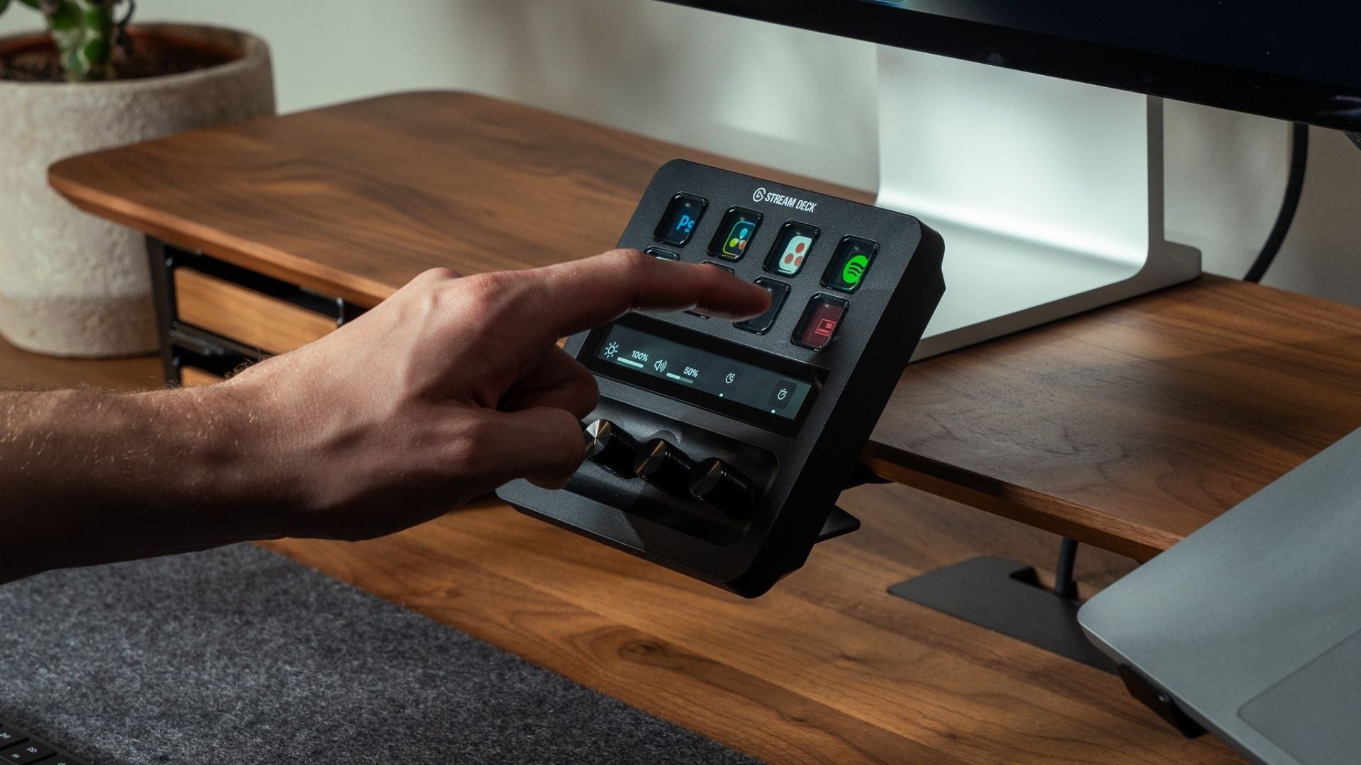 Mehr Platz. Mehr Möglichkeiten. Der neue Stream Deck Plus Halter ist da!