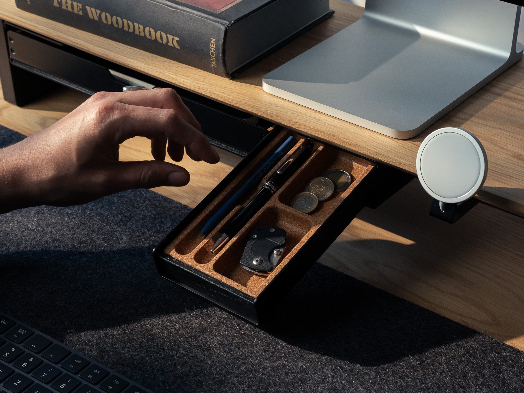 Totalaufnahme des Organizers für die Stiftablage in All Black am Setup Cockpit Desk Shelf in Eiche. Veranschaulicht mit SD Karten, Stift und Münzen. @expand #material_All Black