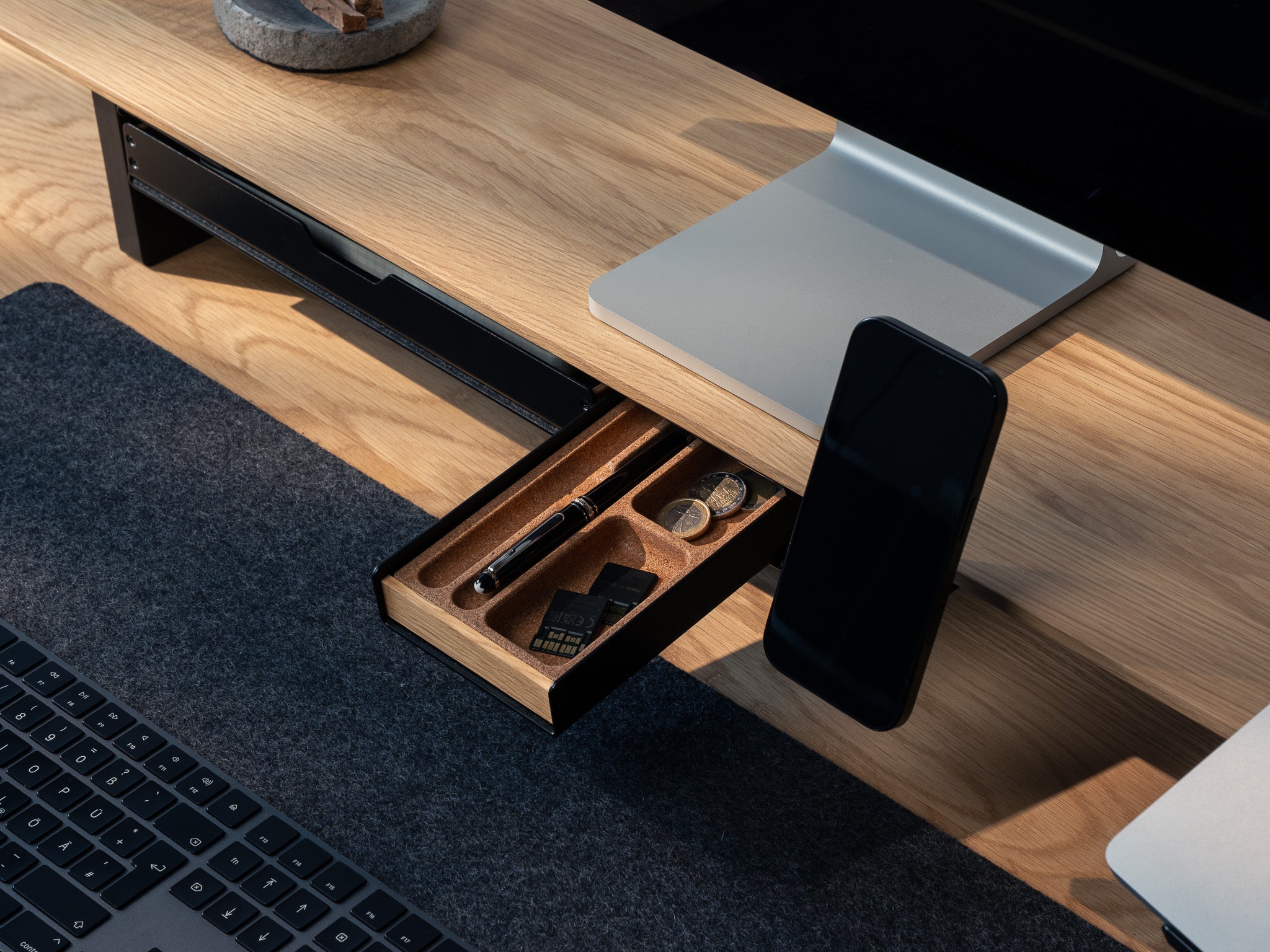 Detailaufnahme der Stiftablage Eiche mit Organizer am Setup Cockpit Eiche mit MagSafe Halter, Fachablage und Deskpad. Inszeniert in modernem Home Office. #material_Eiche