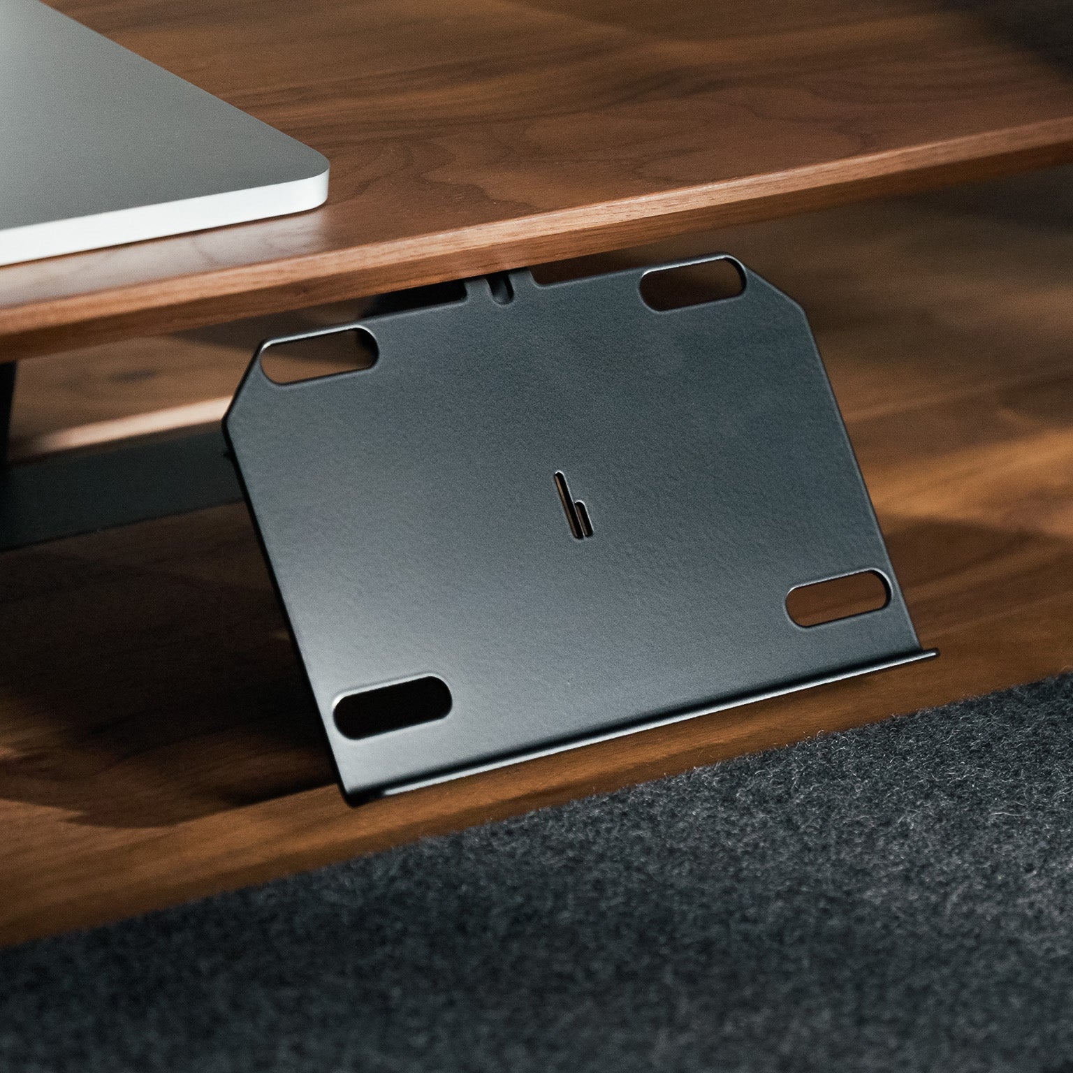 BALOLO Stream Deck XL Halter montiert an BALOLO Setup Cockpit aus massivem Nussbaum Holz in modernem Office Setup.