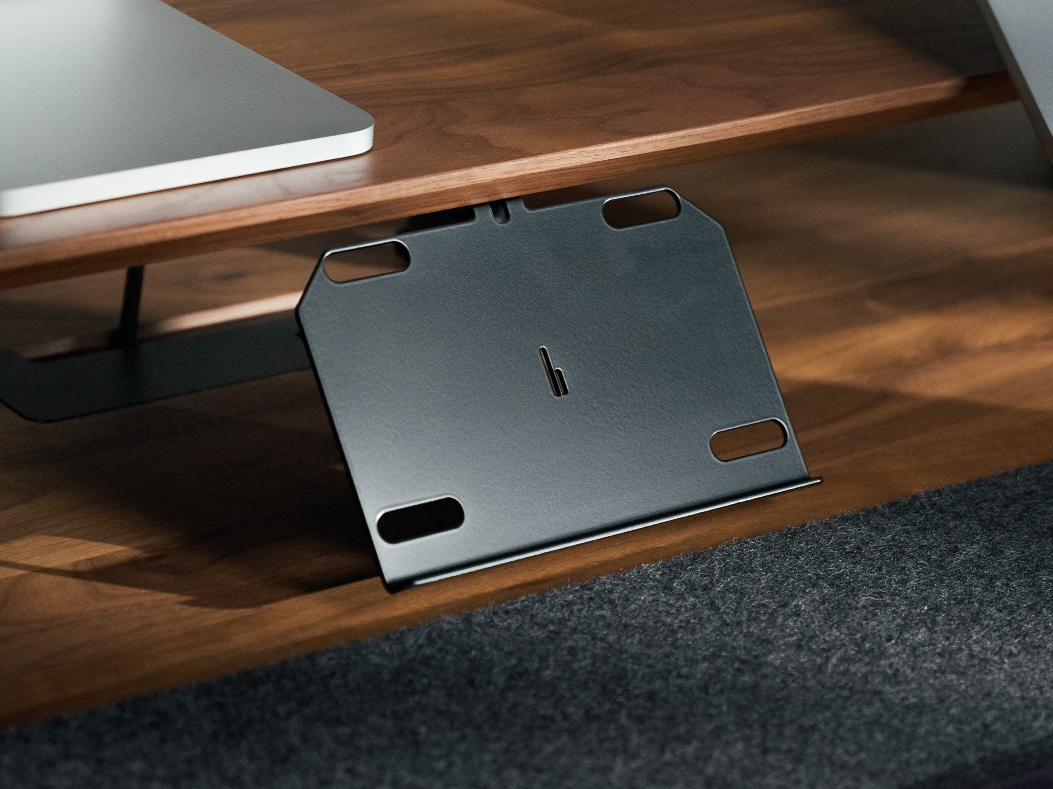 BALOLO Stream Deck XL Halter in Nahaufnahme, montiert an Setup Cockpit Monitorständer aus massivem Nussbaum in modernem Büro.