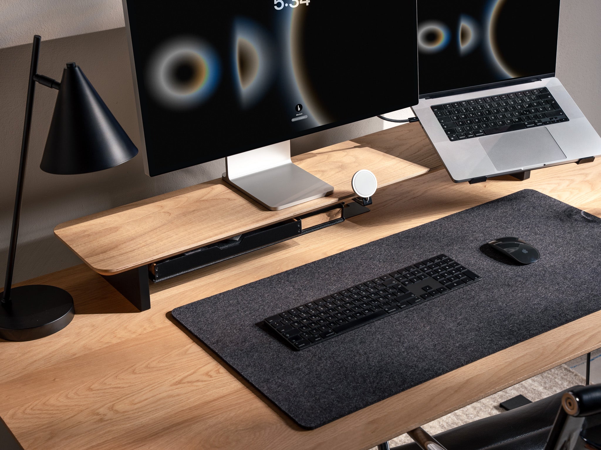 balolo, Setup Cockpit Large, Monitorerhöhung, Arbeiten mit zwei Monitoren, Eichenholz, Ergonomischer Arbeitsplatz, Produktiver Schreibtisch, Platzsparender Arbeitsbereich, organisierter Schreibtisch, Büro, Home Office, Work from home, office, desk shelf, organized desk, Space-saving workspace, oak, desk organization, desktop riser, dual-desktop riser, @expand #material_Eiche