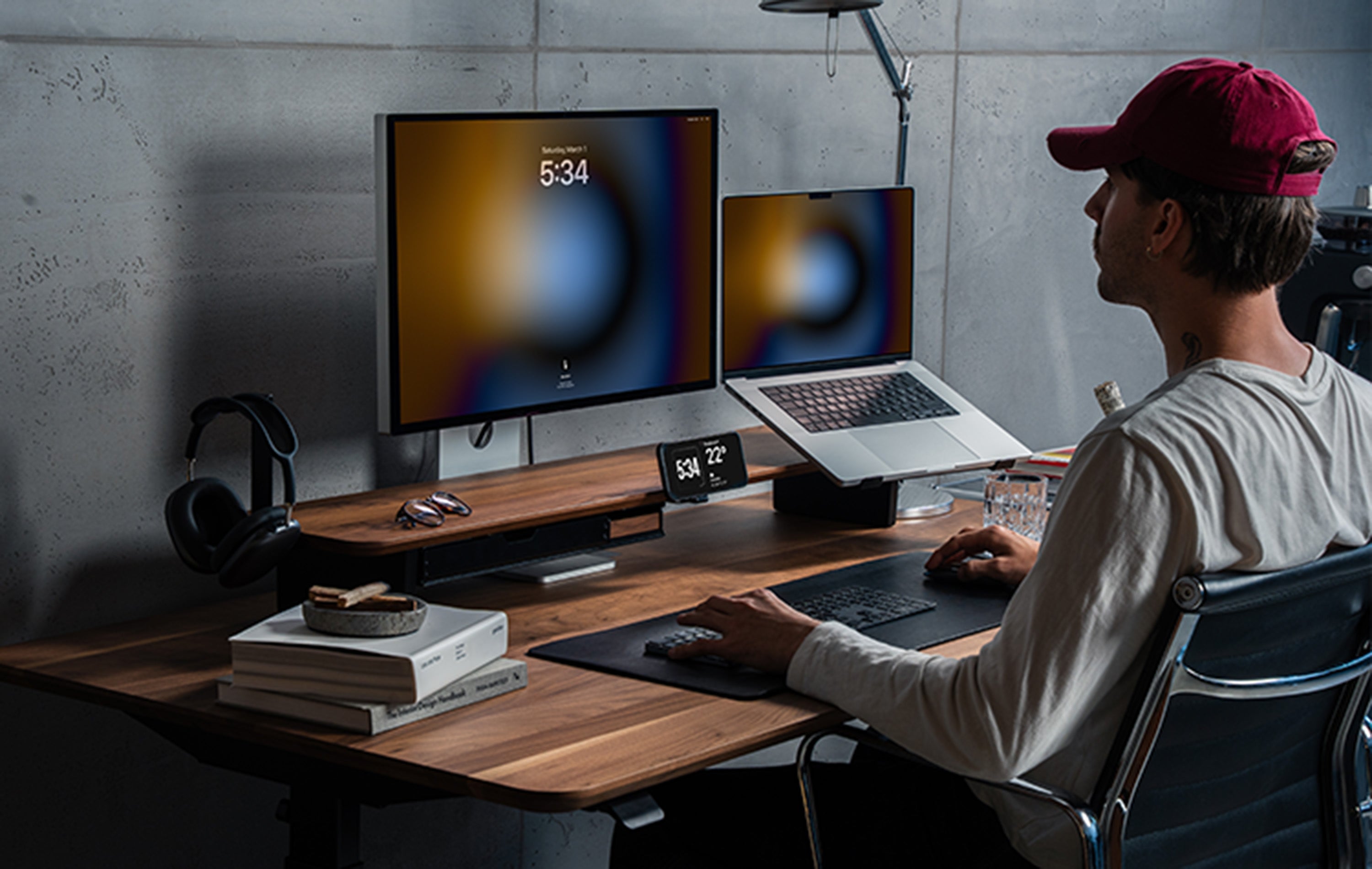 BALOLO, Setup Cockpit, Monitorständer, Monitorerhöhung, modulare Monitorerhöhung, Bürozubehör, Schreibtischzubehör, organisierter Schreibtisch, aufgeräumter Arbeitsplatz, Home Office, Büro, ergonomisches Arbeiten, Arbeiten mit zwei Bildschirmen