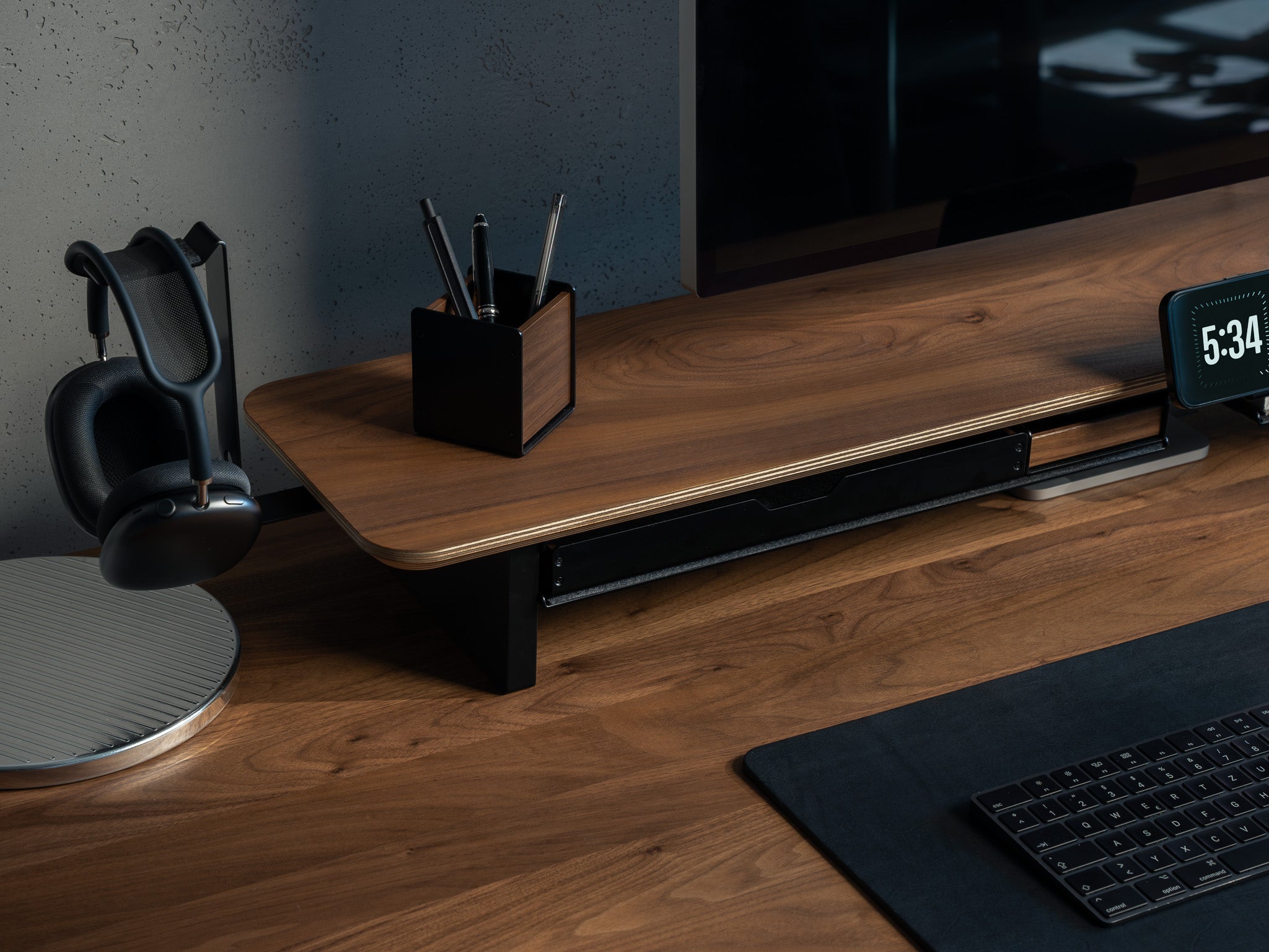 balolo, Setup Cockpit Large, Monitorerhöhung, Arbeiten mit zwei Monitoren, Walnussholz, Ergonomischer Arbeitsplatz, Produktiver Schreibtisch, Platzsparender Arbeitsbereich, organisierter Schreibtisch, Büro, Home Office, Work from home, office, desk shelf, organized desk, Space-saving workspace, walnut, desk organization, desktop riser, dual-desktop riser, @expand #material_Amerikanischer Nussbaum