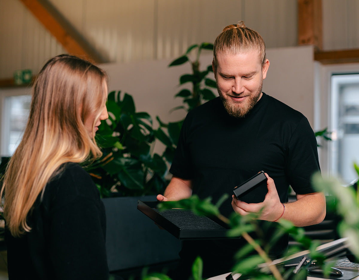 BALOLO, FAQ, Monitorständer, Monitorerhöhung, Monitorständer Holz, Bürozubehör, Kabelmanagement, Stiftablage, Papierablage