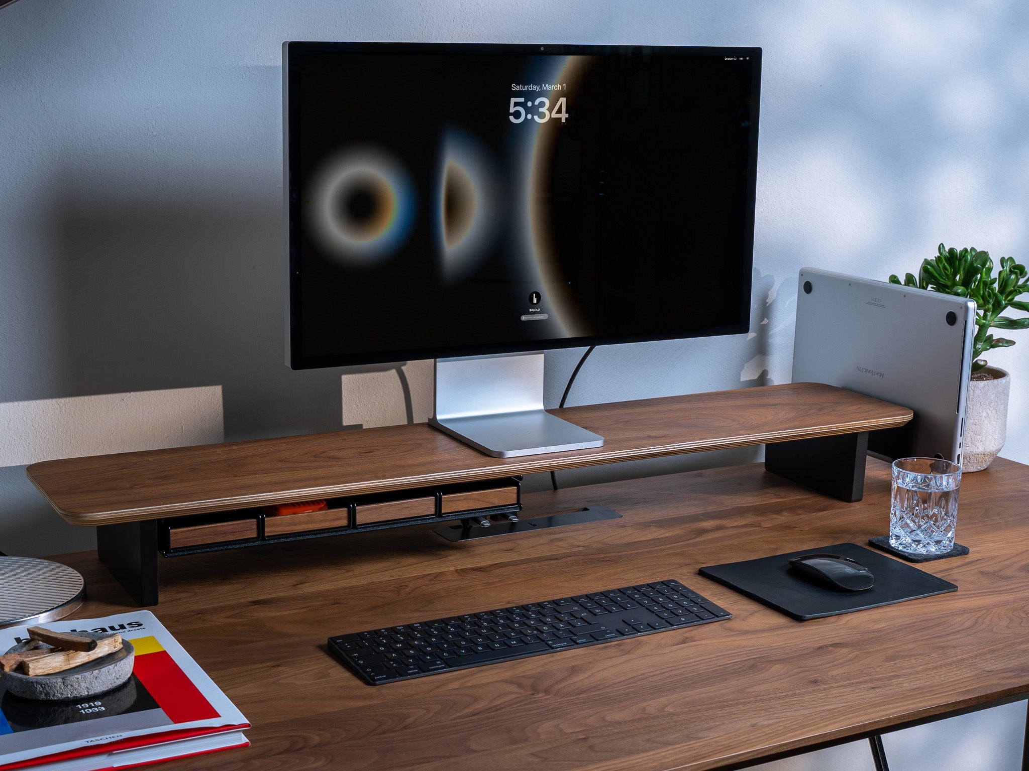 Setup Cockpit Monitorständer aus Nussbaum auf Schreibtisch aus Nussbaum mit einem Monitor und Laptop in Laptop Dock. Modernes Home Office Setting. @expand