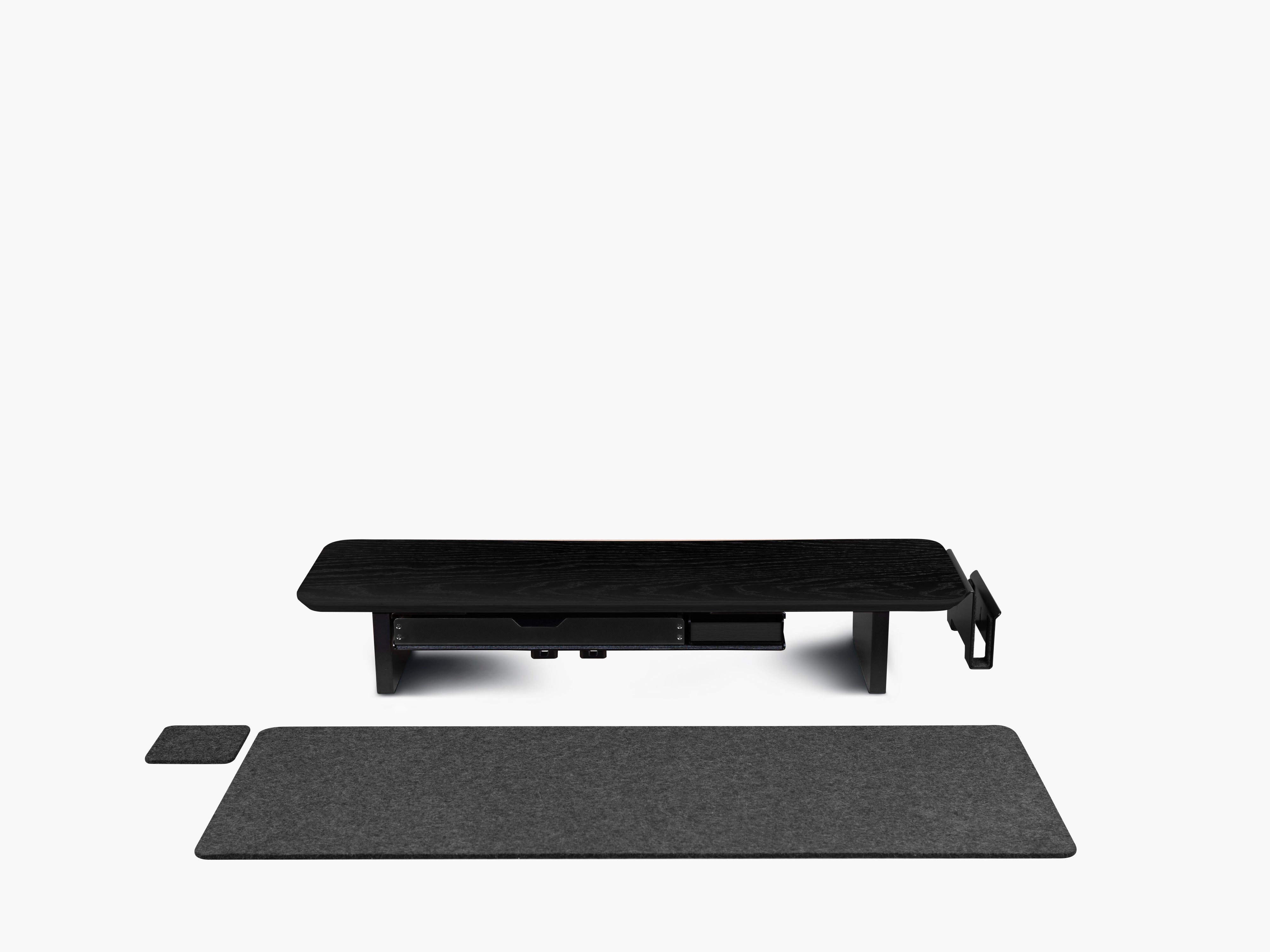 Setup Cockpit Medium aus schwarz gefärbter Eiche mit integrierten Anbauteilen: Laptop Dock, großes Fach, Stiftablage Large und Stiftablage, Kabelmagneten, Desk Pad und Desk Coaster. 