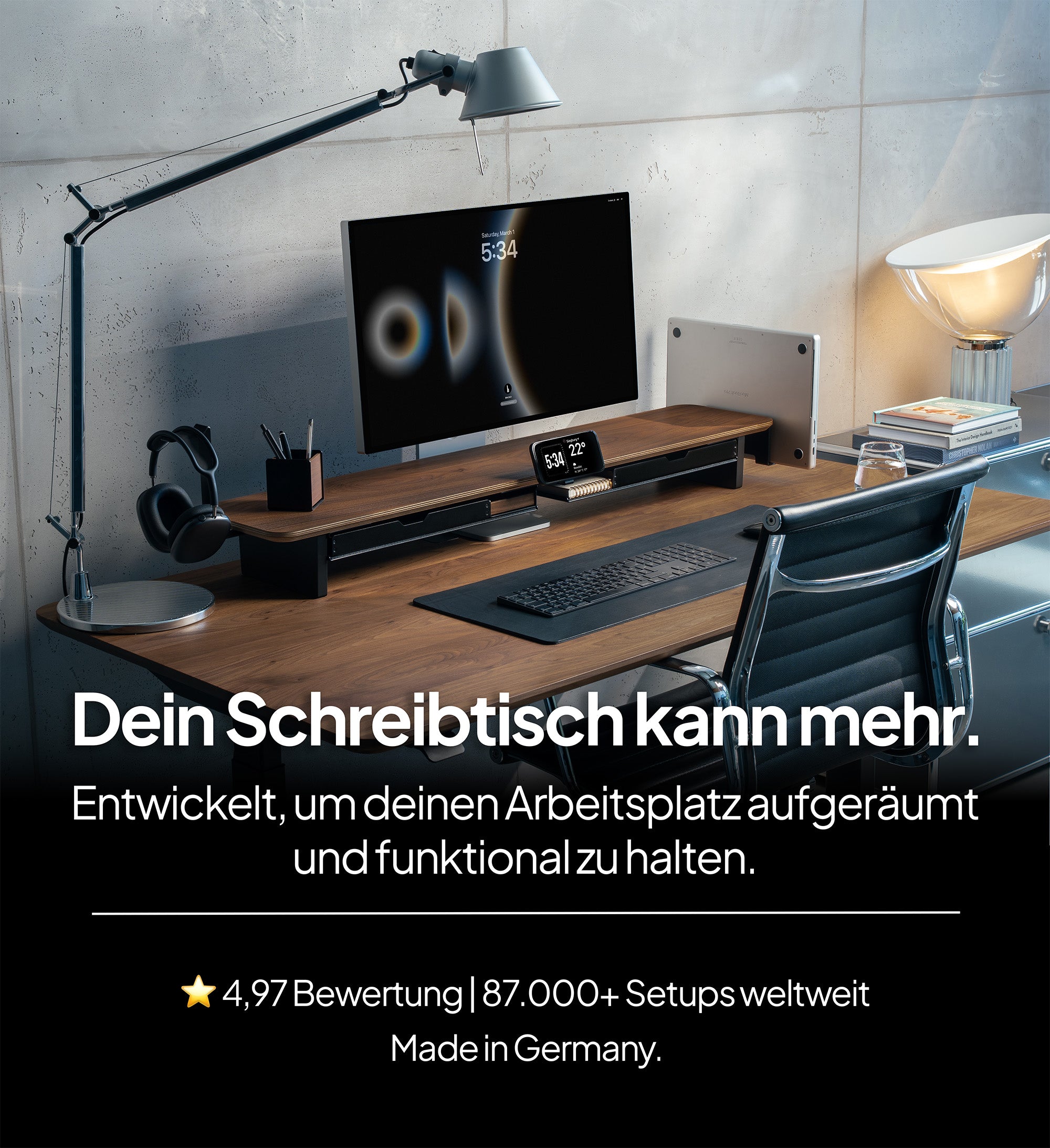Totale Aufnahme des BALOLO Setup Cockpit Monitorständers aufgebaut in modernem Home Office Desk Setup. 