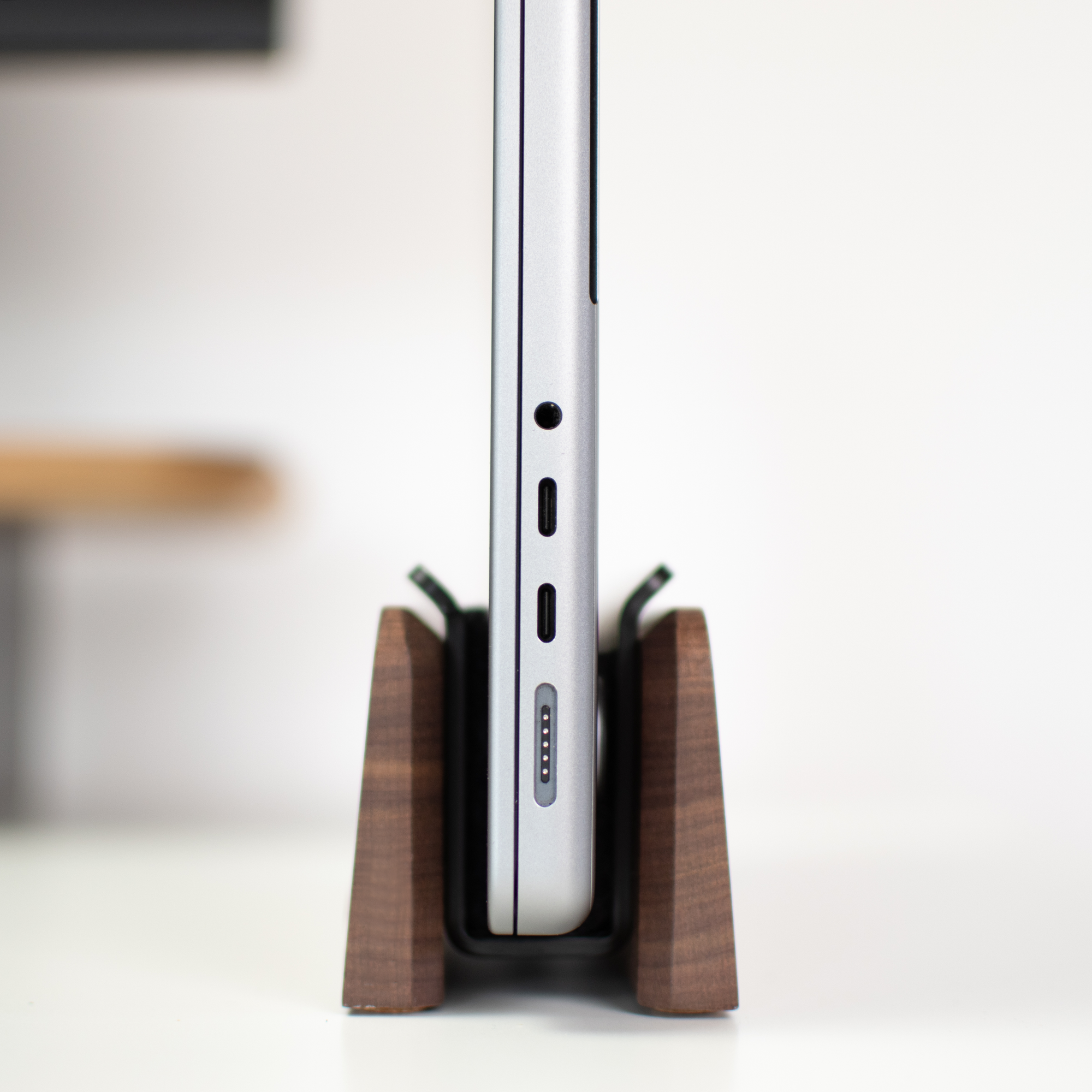 Laptophalter Laptop Dock balolo Holz Nussbaum Schreibtischorganisation