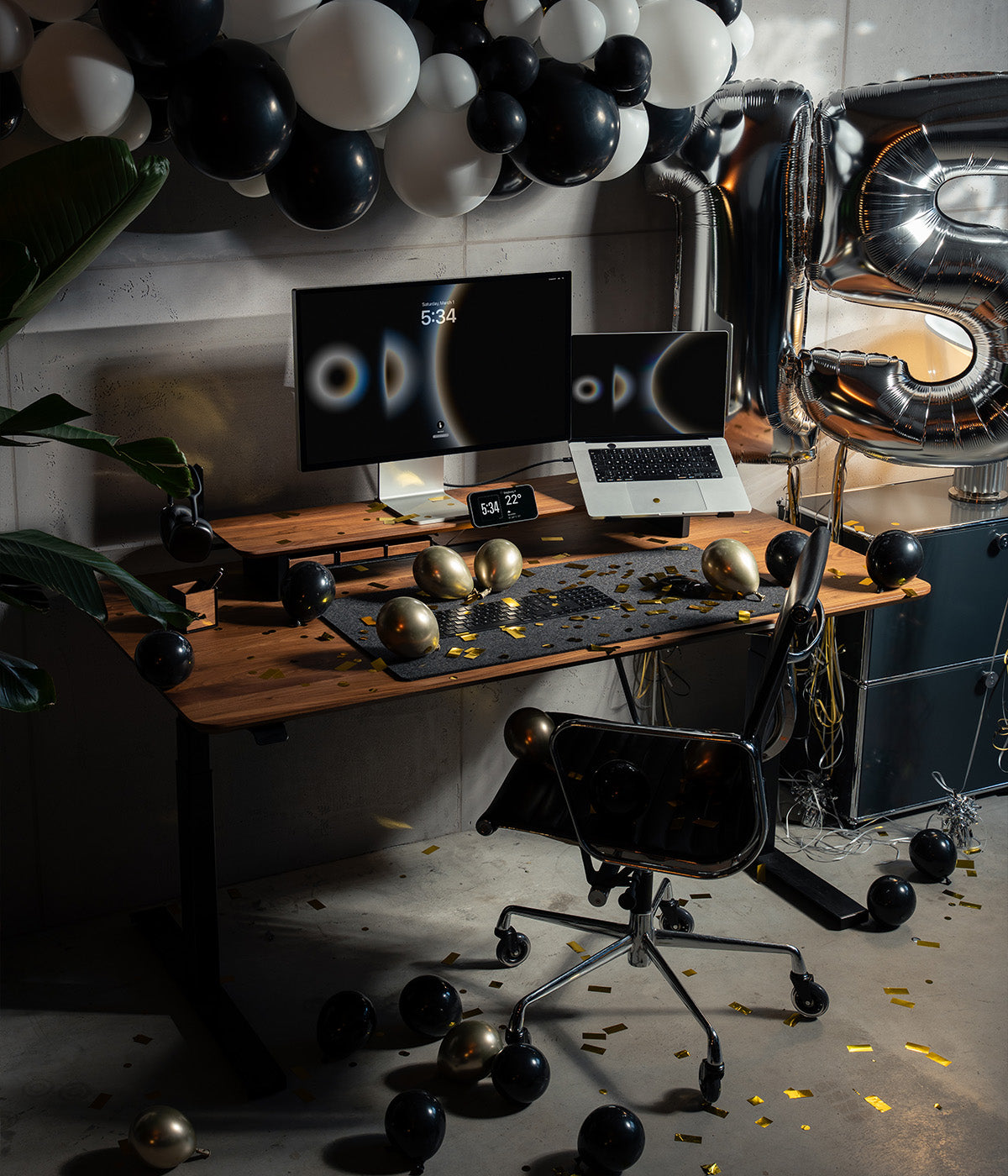 BALOLO Setup Cockpit Monitorständer auf BALOLO Desk Cockpit in modernem Office Setting. Dekoriert mit Ballons und Konfetti im Black Friday Stil.