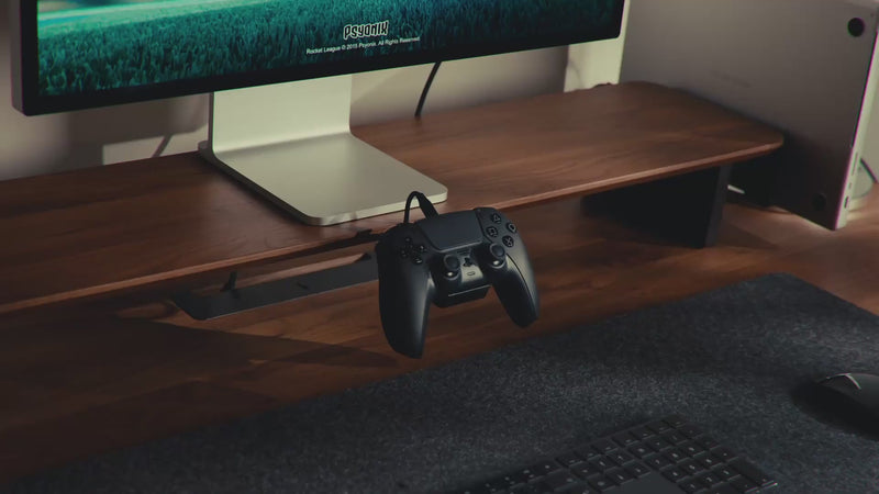 Nahaufnahmen vom BALOLO Controller Halter am Setup Cockpit Monitorständer. Aufnahmen mit und ohne PlayStation 5 Controller. Ästhetisch in Szene gesetzt.