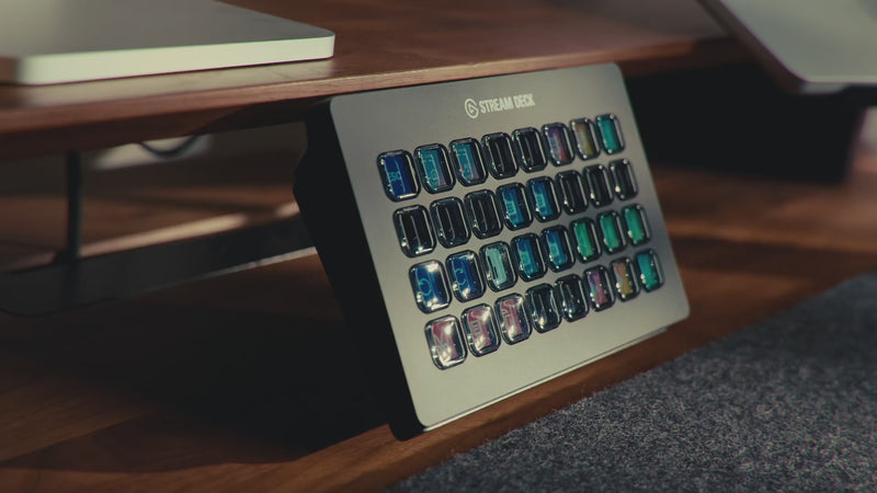 Videoaufnahmen von BALOLO Stream Deck XL Halter mit Elgato Stream Deck XL in modernem Büro. Stream Deck wird passgenau in die Halterung gesetzt.