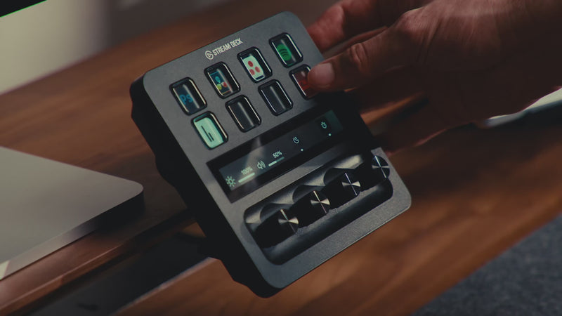 Detailaufnahmen vom Elgato Stream Deck Plus am BALOLO Stream Deck Plus Halter. Inszeniert in modernem Büro Setting.